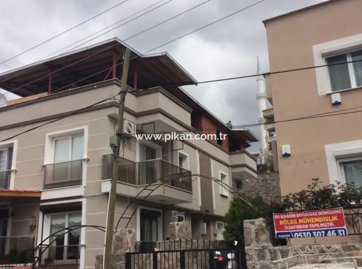 Izmir Bornova Atatürk Mah. Eine Der 2 Triplex-Villen Auf Einem 470 M2 Großen Grundstück Steht Zum Verkauf