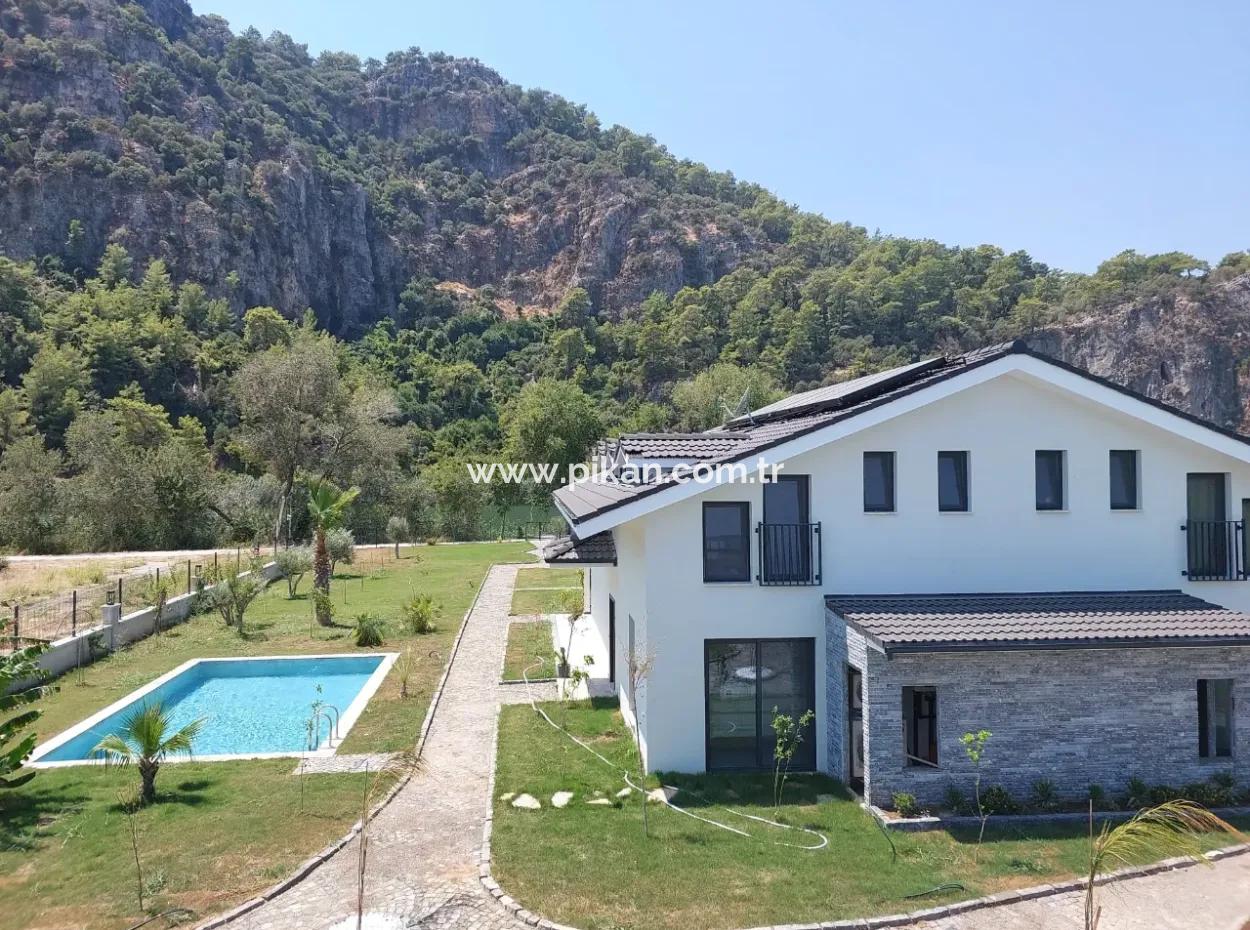 8 Brandneue Villen Auf Einem 2.600 M2 Großen, Freistehenden Grundstück Am Kanal In Muğla Dalyanda Zur Vermietung Für Tourismusunternehmen