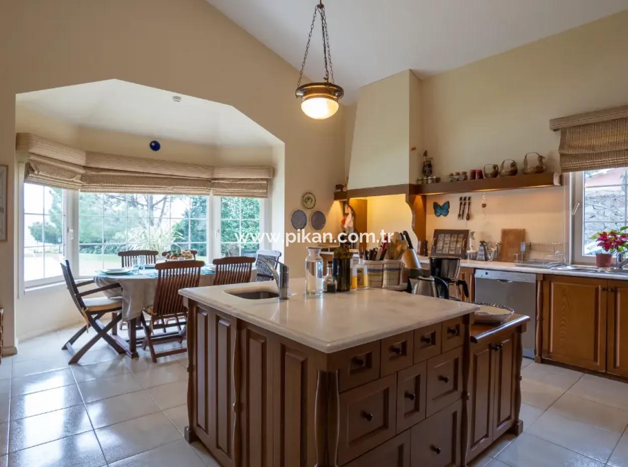 7 In 1 Detached Luxury House On A 2300 M2 Plot For Sale In Zekeriyaköy, Istanbul