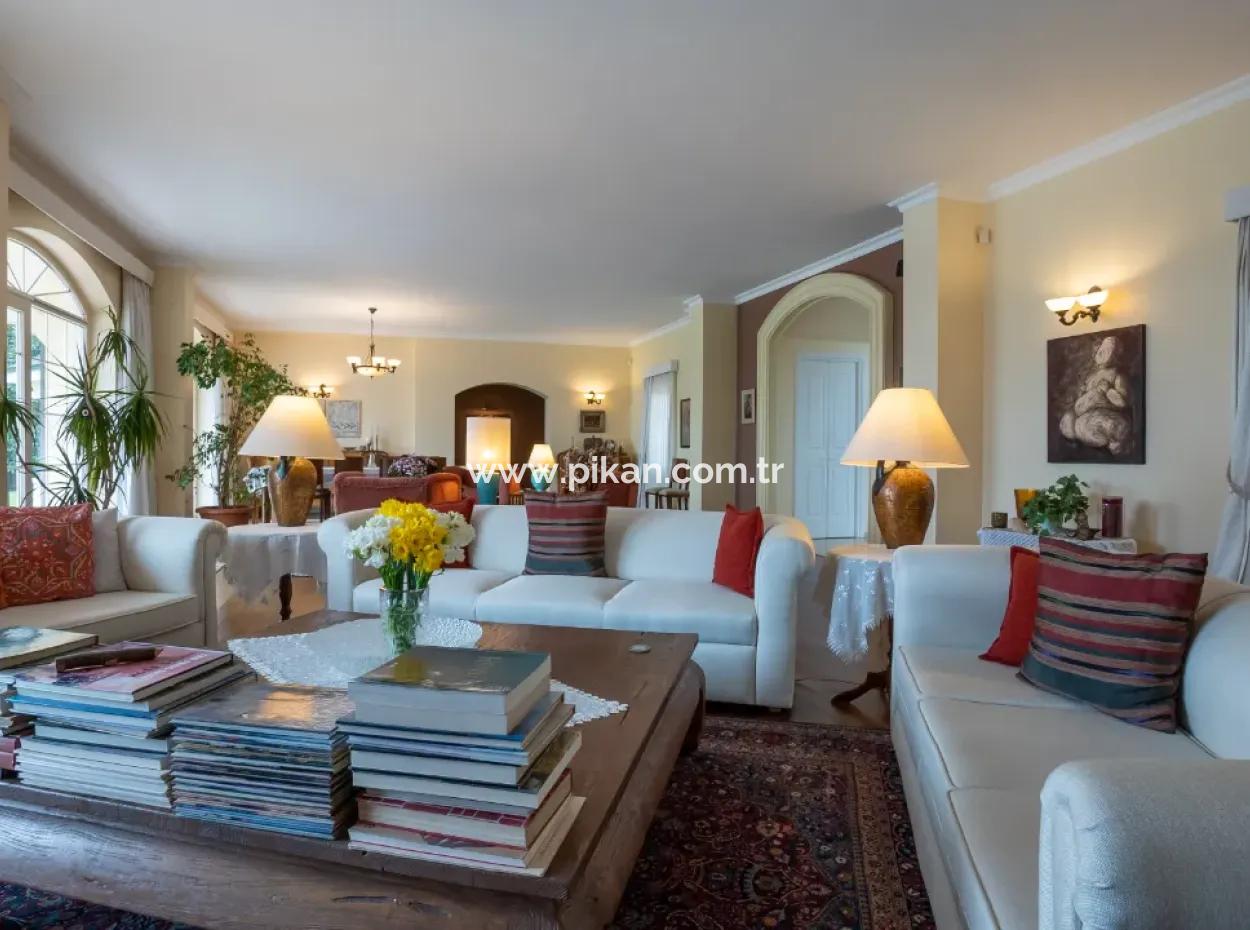 İstanbul Zekeriyaköyde Satılık 2300 M2 Arsada  7+1 Müstakil Lüks Ev