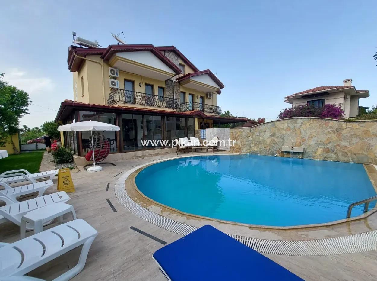 Muğla Dalyan'da 200 M2 5+1  Eşyalı  Lüks  Tripleks Villa Satılık.