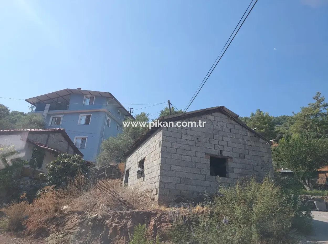 Muğla Ortaca Sarıgerme Merkezde  485 M² İmarlı Satılık Arsa – Köy Evi + Depolu