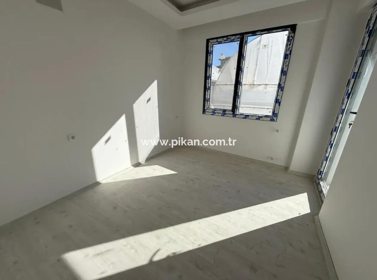 Muğla Ortaca Merkezde Yüzme Havuzlu Sıfır 3 Katlı Binanın Orta Katında Bulunan 1+1 Daire Satılık