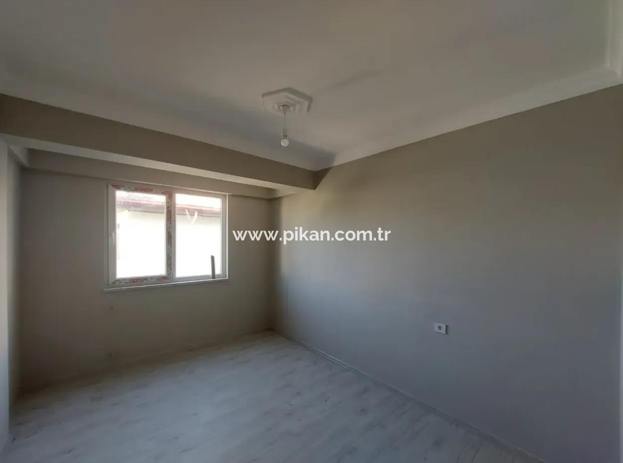 Muğla Ortaca Merkezde Yüzme Havuzlu Sıfır 3 Katlı Binanın Orta Katında Bulunan 1+1 Daire Satılık