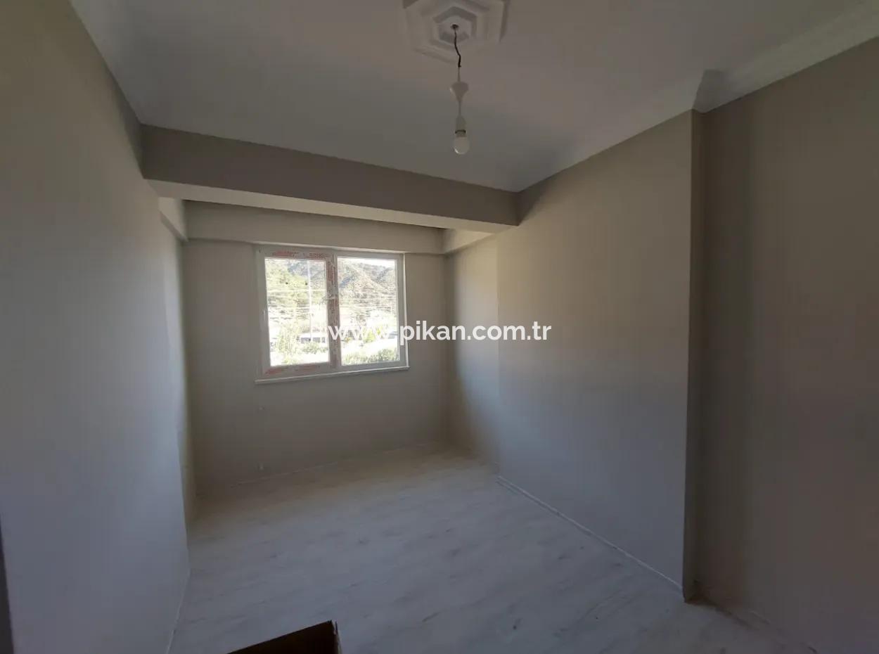 Muğla Ortaca Merkezde Yüzme Havuzlu Sıfır 3 Katlı Binanın Orta Katında  Bulunan 2+1 Daire Satılık