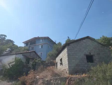 Muğla Ortaca Sarıgerme Merkezde  485 M² İmarlı Satılık Arsa – Köy Evi + Depolu
