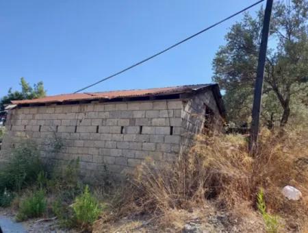 Muğla Ortaca Sarıgerme Merkezde  485 M² İmarlı Satılık Arsa – Köy Evi + Depolu