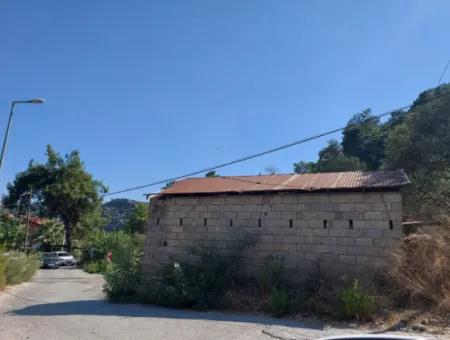 Muğla Ortaca Sarıgerme Merkezde  485 M² İmarlı Satılık Arsa – Köy Evi + Depolu