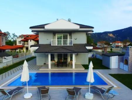 Mugla Ortaca Dalyan Da 565 M² Arsa Yüzme Havuzlu4+1  Eşyalı Kiralık Villa