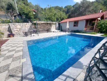 Muğla Ortaca Gökbel  Doga İçinde  Yüzme Havuzlu 1+1 Ahşap Eşyalı Bungalov Kiralık