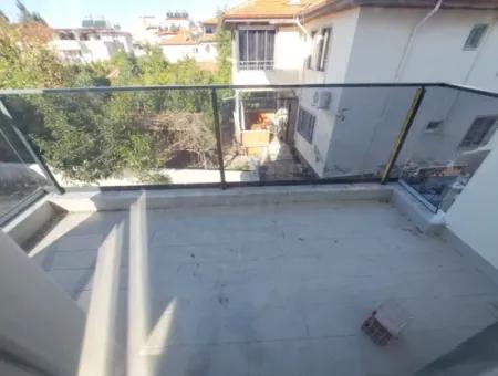 Muğla Ortaca Merkezde Yüzme Havuzlu Sıfır 3 Katlı Binanın Orta Katında Bulunan 1+1 Daire Satılık