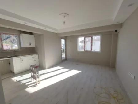 Muğla Ortaca Merkezde Yüzme Havuzlu Sıfır 3 Katlı Binanın Orta Katında  Bulunan 2+1 Daire Satılık