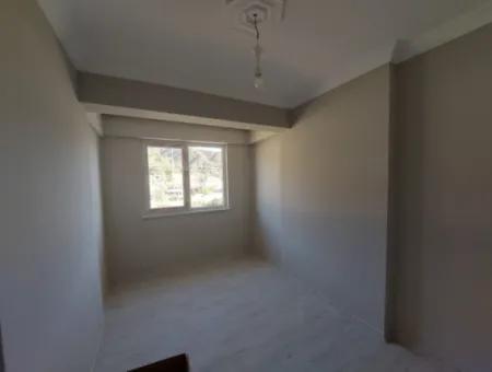 Muğla Ortaca Merkezde Yüzme Havuzlu Sıfır 3 Katlı Binanın Orta Katında  Bulunan 2+1 Daire Satılık